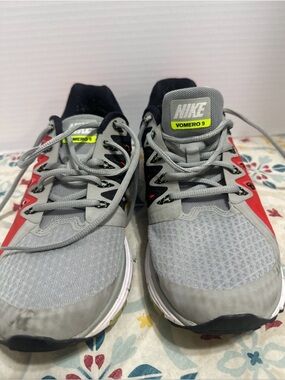 Nike Vomero 9 Men’s Running Shoes — Gray with Red Accents  Size 10 647222-006